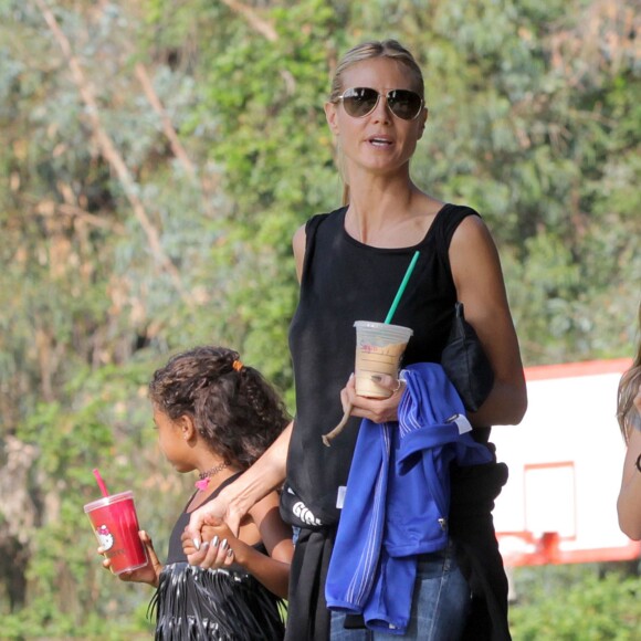 Heidi Klum se promène avec ses enfants Leni, Henry, Johan et Lou à Brentwood, le 17 octobre 2015.