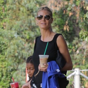 Heidi Klum se promène avec ses enfants Leni, Henry, Johan et Lou à Brentwood, le 17 octobre 2015.
