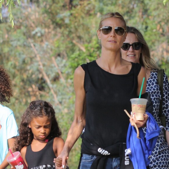 Heidi Klum se promène avec ses enfants Leni, Henry, Johan et Lou à Brentwood, le 17 octobre 2015.