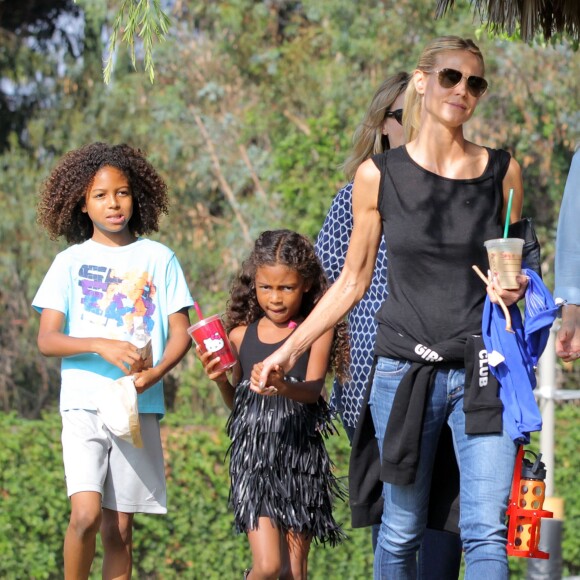 Heidi Klum se promène avec ses enfants Leni, Henry, Johan et Lou à Brentwood, le 17 octobre 2015.