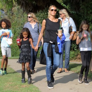 Heidi Klum se promène avec ses enfants Leni, Henry, Johan et Lou à Brentwood, le 17 octobre 2015.