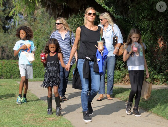 Heidi Klum se promène avec ses enfants Leni, Henry, Johan et Lou à Brentwood, le 17 octobre 2015.