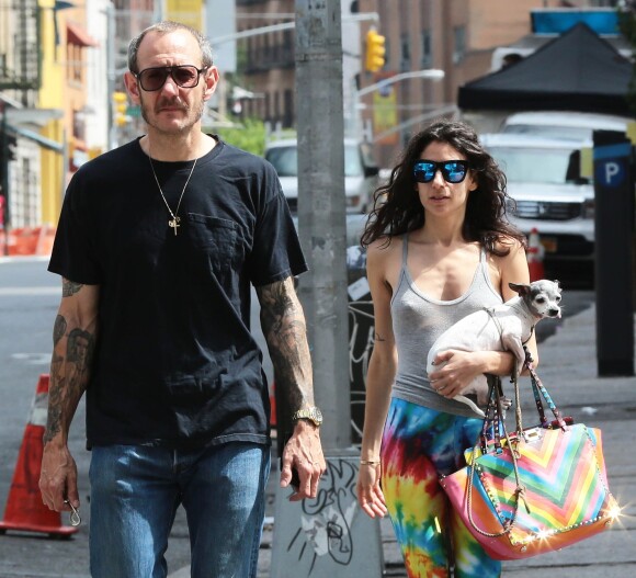 Le célèbre photographe Terry Richardson se promène avec une inconnue dans les rues de New York le 19 juin 2015