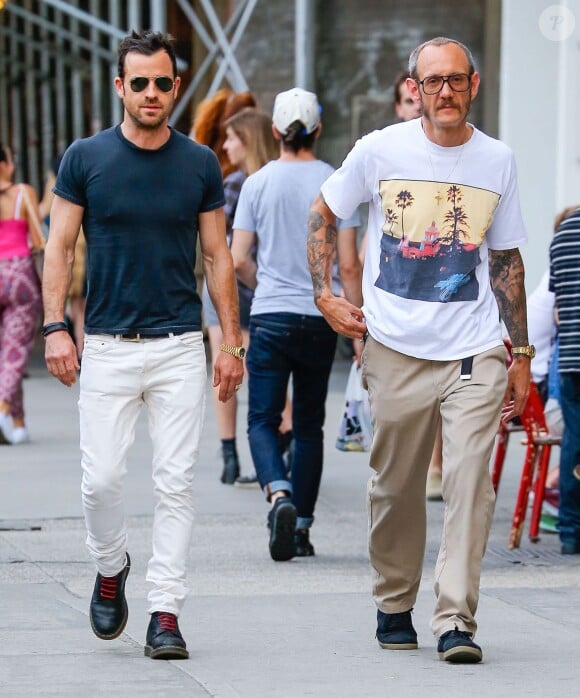 Justin Theroux se promène avec son ami le photographe Terry Richardson dans les rues de New York, le 28 juin 2014