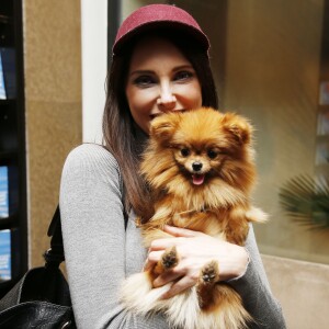 Frédérique Bel avec son chien Joca - Soirée du lancement du nouveau livre de Hugues Royer "Et les rêves prendront leur revanche" à l'hôtel Montalembert à Paris le 15 octobre 2015.