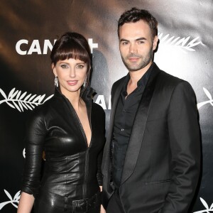 Frédérique Bel et un ami - Soirée Canal+ à Mougins lors du 68e Festival du Film de Cannes, le 15 mai 2015.
