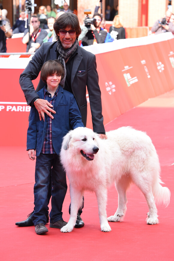 Félix Bossuet, Christian Duguay et Garfield (devenu "Belle" à l'écran) - Tapis rouge du film "Belle et Sébastien" à Rome, le 17 octobre 2015.