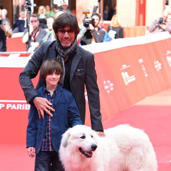 Félix Bossuet, Christian Duguay et Garfield (devenu "Belle" à l'écran) - Tapis rouge du film "Belle et Sébastien" à Rome, le 17 octobre 2015.