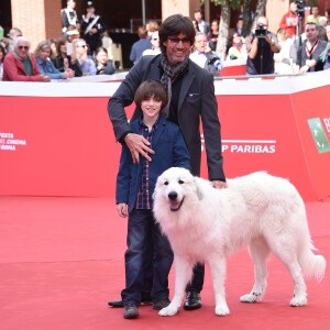 Félix Bossuet, Thierry Neuvic et Garfield (devenu "Belle" à l'écran) - Tapis rouge du film "Belle et Sébastien" à Rome, le 17 octobre 2015.