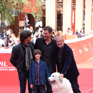 Félix Bossuet, Thierry Neuvic, Christian Duguay et Garfield (devenu "Belle" à l'écran) - Tapis rouge du film "Belle et Sébastien" à Rome, le 17 octobre 2015.