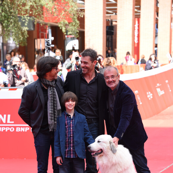Félix Bossuet, Thierry Neuvic, Christian Duguay et Garfield (devenu "Belle" à l'écran) - Tapis rouge du film "Belle et Sébastien" à Rome, le 17 octobre 2015.
