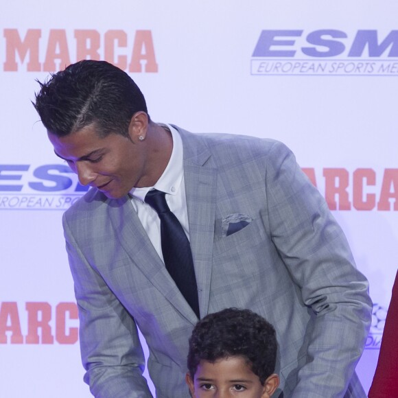 Cristiano Ronaldo et son fils Cristiano Jr, lors de la remise du Soulier d'or, à Madrid, le 13 octobre 2015