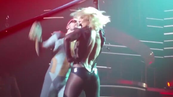 La fermeture éclair de la robe de Britney Spears se brise en plein concert à Las Vegas, le samedi 17 octobre 2015.