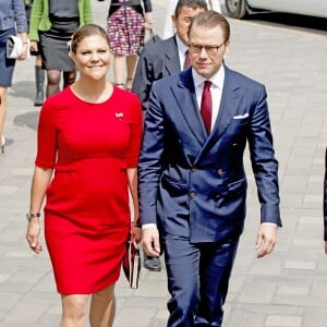 La princesse Victoria de Suède, enceinte et vêtue d'une robe Séraphine, et le prince Daniel ont participé à l'inauguration du séminaire latino-nordique à l'Université de Lima, au Pérou, le 19 octobre 2015.