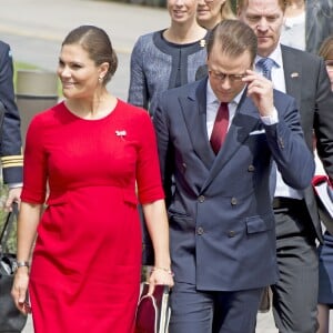 La princesse Victoria de Suède, enceinte et vêtue d'une robe Séraphine, et le prince Daniel ont participé à l'inauguration du séminaire latino-nordique à l'Université de Lima, au Pérou, le 19 octobre 2015.