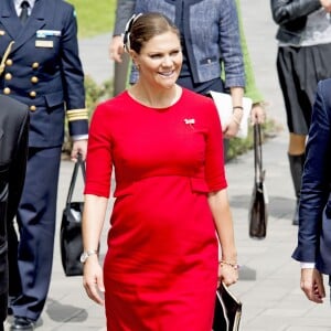 La princesse Victoria de Suède, enceinte et vêtue d'une robe Séraphine, et le prince Daniel ont participé à l'inauguration du séminaire latino-nordique à l'Université de Lima, au Pérou, le 19 octobre 2015.