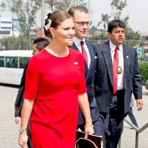 La princesse Victoria de Suède, enceinte et vêtue d'une robe Séraphine, et le prince Daniel ont participé à l'inauguration du séminaire latino-nordique à l'Université de Lima, au Pérou, le 19 octobre 2015.