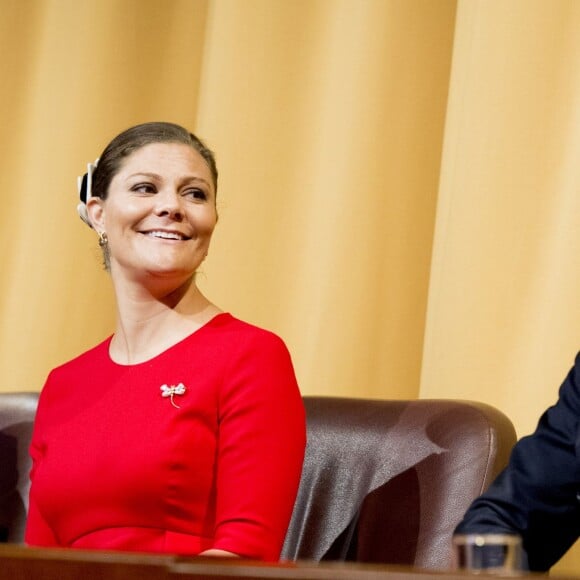 La princesse Victoria de Suède, enceinte et vêtue d'une robe Séraphine, et le prince Daniel ont participé à l'inauguration du séminaire latino-nordique à l'Université de Lima, au Pérou, le 19 octobre 2015.