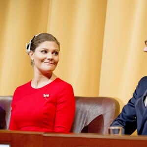 La princesse Victoria de Suède, enceinte et vêtue d'une robe Séraphine, et le prince Daniel ont participé à l'inauguration du séminaire latino-nordique à l'Université de Lima, au Pérou, le 19 octobre 2015.