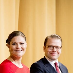 La princesse Victoria de Suède, enceinte et vêtue d'une robe Séraphine, et le prince Daniel ont participé à l'inauguration du séminaire latino-nordique à l'Université de Lima, au Pérou, le 19 octobre 2015.