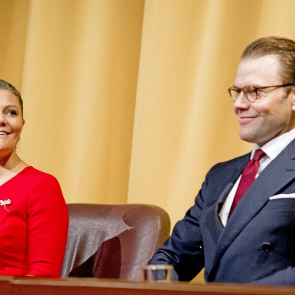 La princesse Victoria de Suède, enceinte et vêtue d'une robe Séraphine, et le prince Daniel ont participé à l'inauguration du séminaire latino-nordique à l'Université de Lima, au Pérou, le 19 octobre 2015.