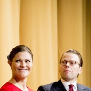 La princesse Victoria de Suède, enceinte et vêtue d'une robe Séraphine, et le prince Daniel ont participé à l'inauguration du séminaire latino-nordique à l'Université de Lima, au Pérou, le 19 octobre 2015.