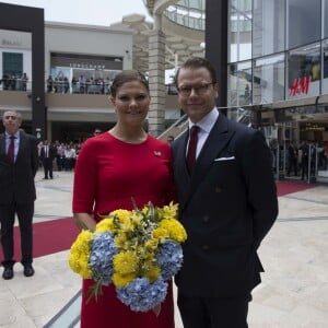 La princesse Victoria de Suède, enceinte et vêtue d'une robe Séraphine, et le prince Daniel ont participé à l'inauguration du séminaire latino-nordique à l'Université de Lima, au Pérou, le 19 octobre 2015.