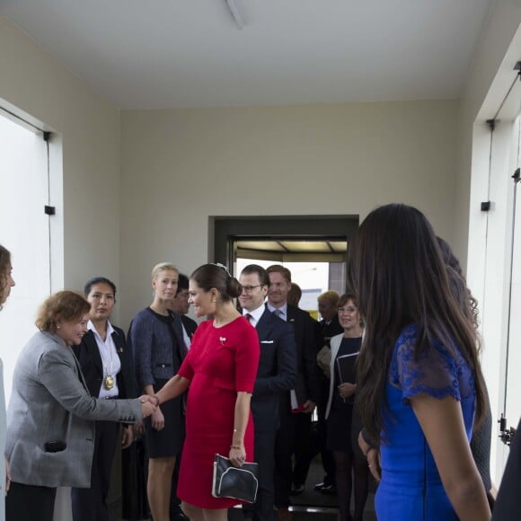 La princesse Victoria de Suède, enceinte et vêtue d'une robe Séraphine, et le prince Daniel ont participé à l'inauguration du séminaire latino-nordique à l'Université de Lima, au Pérou, le 19 octobre 2015.