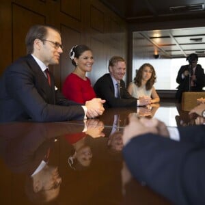 La princesse Victoria de Suède, enceinte et vêtue d'une robe Séraphine, et le prince Daniel ont participé à l'inauguration du séminaire latino-nordique à l'Université de Lima, au Pérou, le 19 octobre 2015.