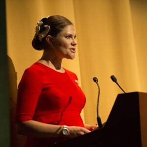 La princesse Victoria de Suède, enceinte et vêtue d'une robe Séraphine, et le prince Daniel ont participé à l'inauguration du séminaire latino-nordique à l'Université de Lima, au Pérou, le 19 octobre 2015.