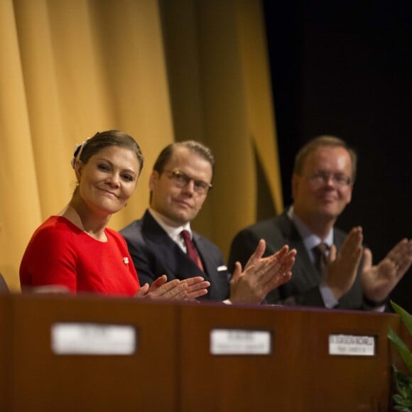 La princesse Victoria de Suède, enceinte et vêtue d'une robe Séraphine, et le prince Daniel ont participé à l'inauguration du séminaire latino-nordique à l'Université de Lima, au Pérou, le 19 octobre 2015.