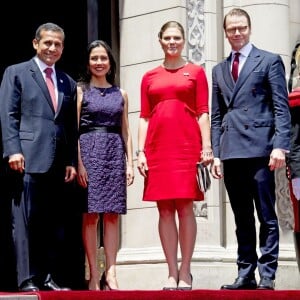 La princesse Victoria de Suède, enceinte et vêtue d'une robe Séraphine, et le prince Daniel ont été reçus par le président Ollanta Humala et sa femme Nadine Heredia au palais présidentiel à Lima, au Pérou, le 19 octobre 2015 dans le cadre de leur visite officielle.