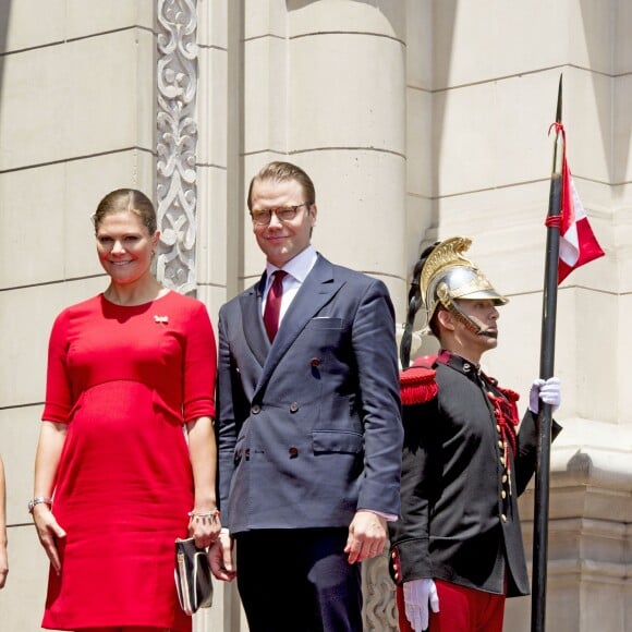 La princesse Victoria de Suède, enceinte et vêtue d'une robe Séraphine, et le prince Daniel ont été reçus par le président Ollanta Humala et sa femme Nadine Heredia au palais présidentiel à Lima, au Pérou, le 19 octobre 2015 dans le cadre de leur visite officielle.