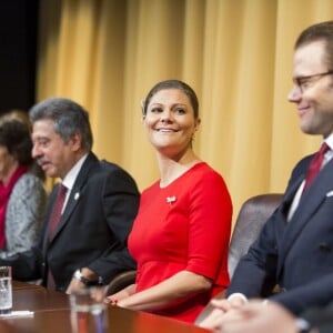 La princesse héritière Victoria de Suède, enceinte et vêtue d'une robe Séraphine, et le prince Daniel effectuaient le premier jour de leur visite officielle au Pérou à Lima, le 19 octobre 2015.