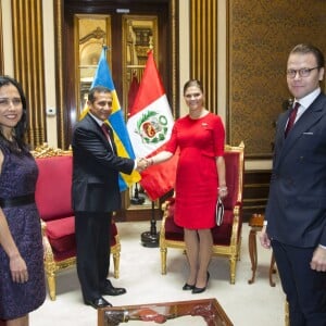 La princesse Victoria de Suède, enceinte et vêtue d'une robe Séraphine, et le prince Daniel ont été reçus par le président Ollanta Humala et sa femme Nadine Heredia au palais présidentiel à Lima, au Pérou, le 19 octobre 2015 dans le cadre de leur visite officielle.