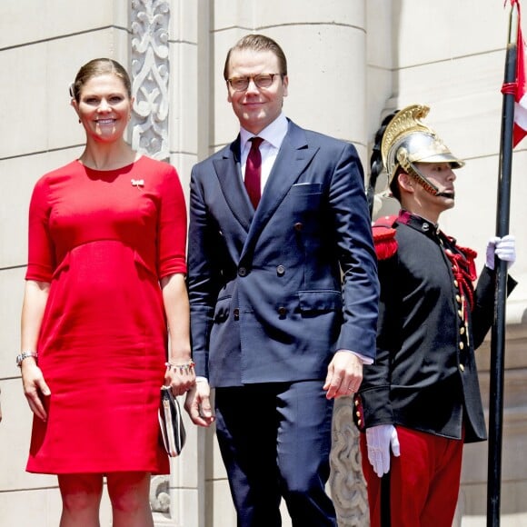 La princesse Victoria de Suède, enceinte et vêtue d'une robe Séraphine, et le prince Daniel ont été reçus par le président Ollanta Humala et sa femme Nadine Heredia au palais présidentiel à Lima, au Pérou, le 19 octobre 2015 dans le cadre de leur visite officielle.