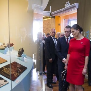 La princesse héritière Victoria de Suède, enceinte et vêtue d'une robe Séraphine, et le prince Daniel effectuaient le premier jour de leur visite officielle au Pérou à Lima, le 19 octobre 2015.