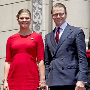 La princesse héritière Victoria de Suède, enceinte et vêtue d'une robe Séraphine, et le prince Daniel effectuaient le premier jour de leur visite officielle au Pérou à Lima, le 19 octobre 2015.