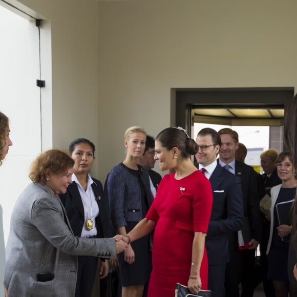 La princesse Victoria de Suède, enceinte et vêtue d'une robe Séraphine, et le prince Daniel ont participé à l'inauguration du séminaire latino-nordique à l'Université de Lima, au Pérou, le 19 octobre 2015.