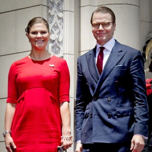 La princesse héritière Victoria de Suède, enceinte et vêtue d'une robe Séraphine, et le prince Daniel effectuaient le premier jour de leur visite officielle au Pérou à Lima, le 19 octobre 2015.