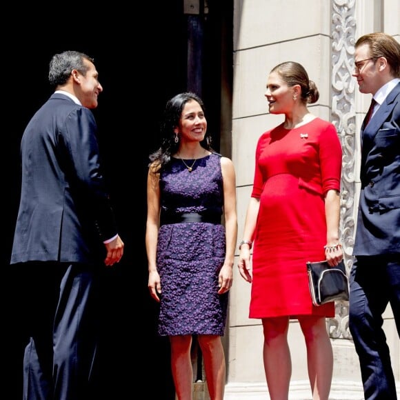 La princesse Victoria de Suède, enceinte et vêtue d'une robe Séraphine, et le prince Daniel ont été reçus par le président Ollanta Humala et sa femme Nadine Heredia au palais présidentiel à Lima, au Pérou, le 19 octobre 2015 dans le cadre de leur visite officielle.