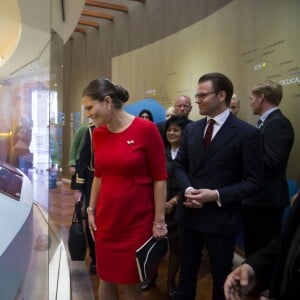 La princesse héritière Victoria de Suède, enceinte et vêtue d'une robe Séraphine, et le prince Daniel effectuaient le premier jour de leur visite officielle au Pérou à Lima, le 19 octobre 2015.