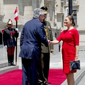 La princesse héritière Victoria de Suède, enceinte et vêtue d'une robe Séraphine, et le prince Daniel effectuaient le premier jour de leur visite officielle au Pérou à Lima, le 19 octobre 2015.