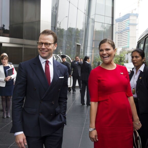 La princesse héritière Victoria de Suède, enceinte et vêtue d'une robe Séraphine, et le prince Daniel effectuaient le premier jour de leur visite officielle au Pérou à Lima, le 19 octobre 2015.