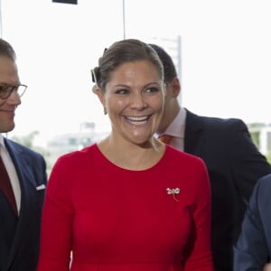 La princesse héritière Victoria de Suède, enceinte et vêtue d'une robe Séraphine, et le prince Daniel effectuaient le premier jour de leur visite officielle au Pérou à Lima, le 19 octobre 2015.