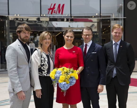 La princesse Victoria de Suède, enceinte et vêtue d'une robe Séraphine, et le prince Daniel ont visité le plus grand magasin H&M au monde à Lima, au Pérou, le 19 octobre 2015.