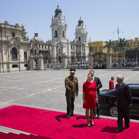 La princesse héritière Victoria de Suède, enceinte et vêtue d'une robe Séraphine, et le prince Daniel effectuaient le premier jour de leur visite officielle au Pérou à Lima, le 19 octobre 2015.