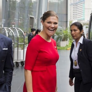 La princesse héritière Victoria de Suède, enceinte et vêtue d'une robe Séraphine, et le prince Daniel effectuaient le premier jour de leur visite officielle au Pérou à Lima, le 19 octobre 2015.