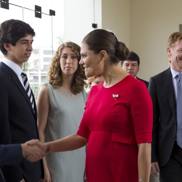 La princesse héritière Victoria de Suède, enceinte et vêtue d'une robe Séraphine, et le prince Daniel effectuaient le premier jour de leur visite officielle au Pérou à Lima, le 19 octobre 2015.