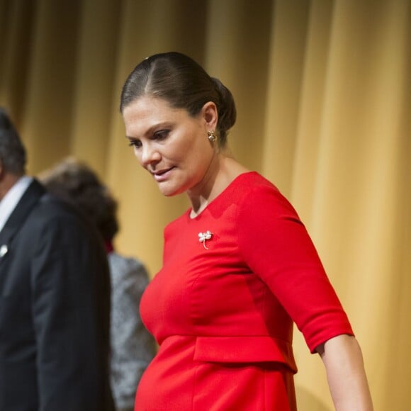 La princesse Victoria de Suède, enceinte et vêtue d'une robe Séraphine, et le prince Daniel ont participé à l'inauguration du séminaire latino-nordique à l'Université de Lima, au Pérou, le 19 octobre 2015.